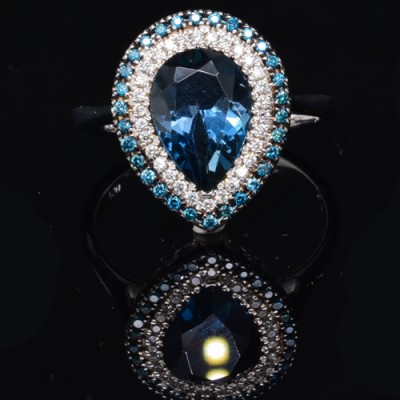 Λευκόχρυσο δαχτυλίδι Κ18 με London Blue Topaz και διαμάντια