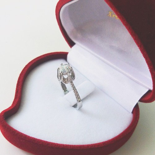 Λευκόχρυσο μονόπετρο δαχτυλίδι κορώνα Κ9 με ζιργκόν