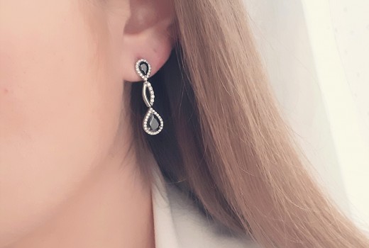 Κρεμαστά σκουλαρίκια για επίσημες περιστάσεις