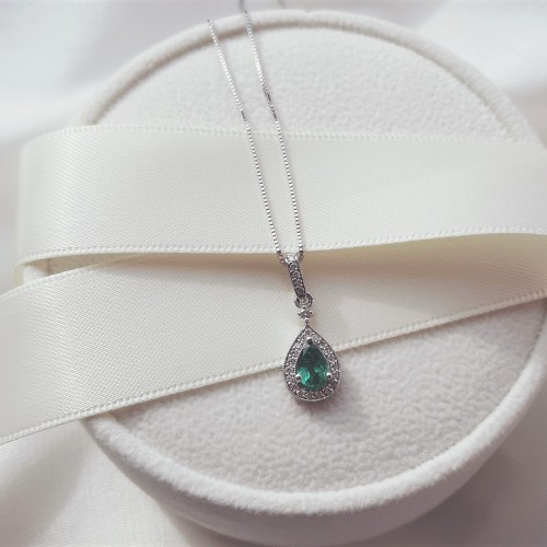 Λευκόχρυσο κολιέ Κ18 με ορυκτό σμαράγδι και brilliant