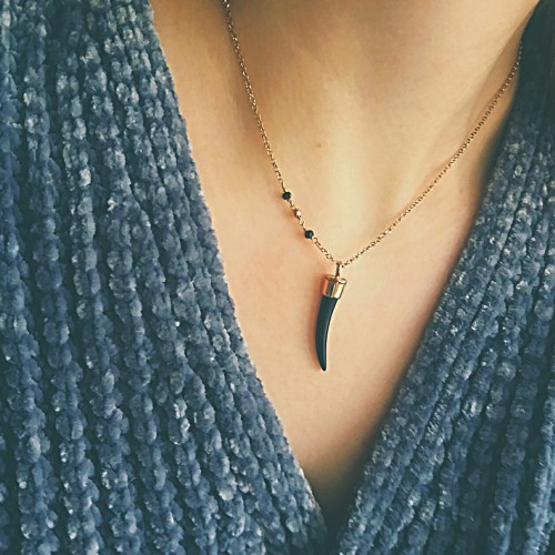 Ασημένιο κολιέ 925 σε ροζ χρώμα με δόντι καρχαρία