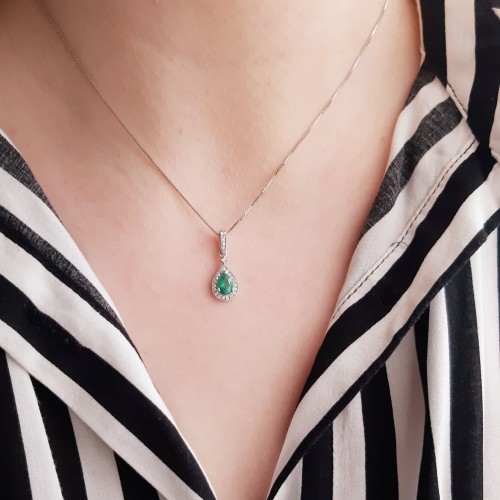 Λευκόχρυσο κολιέ Κ18 με ορυκτό σμαράγδι και brilliant