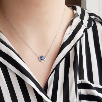 Λευκόχρυσο κολιέ ροζέτα Κ14 με ζιργκόν και συνθετικό ζαφείρι