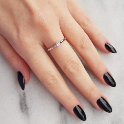 Μονόπετρο λευκόχρυσο δαχτυλίδι Κ18 με διαμάντια