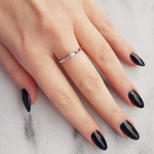 Μονόπετρο λευκόχρυσο δαχτυλίδι Κ18 με διαμάντια