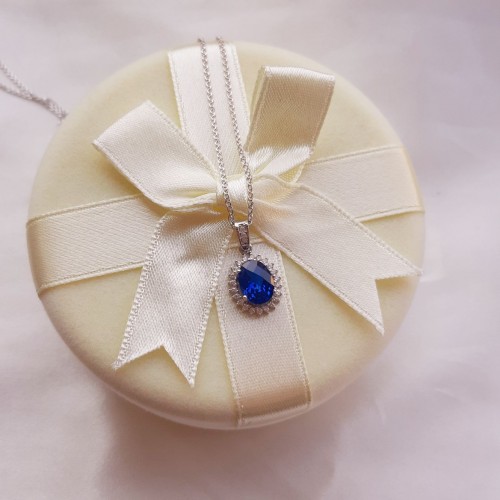 Οβάλ λευκόχρυσο μενταγιόν ροζέτα Κ14 με αλυσίδα