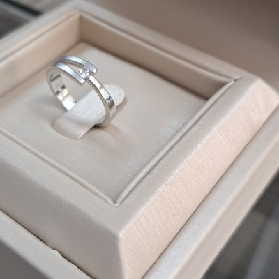 Λευκόχρυσο δαχτυλίδι μονόπετρο Κ18 με διαμάντι