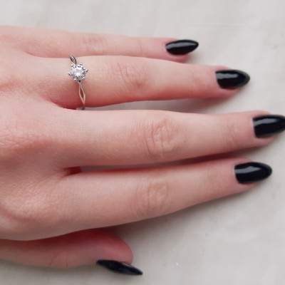 Λευκόχρυσο μονόπετρο δαχτυλίδι Κ9