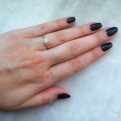 Λευκόχρυσο μονόπετρο δαχτυλίδι Κ9 με ζιργκόν