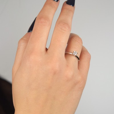 Λευκόχρυσο δαχτυλίδι μονόπετρο Κ18 με brilliant