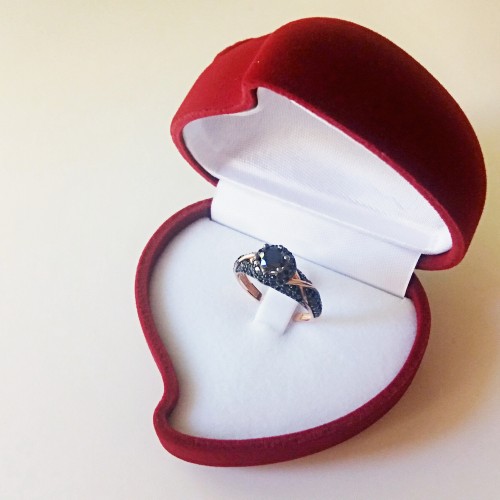 Ροζ χρυσό μονόπετρο Κ9 με μαύρα ζιργκόν