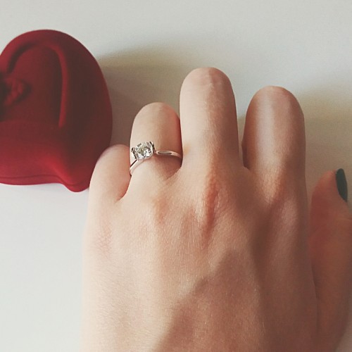 Λευκόχρυσο μονόπετρο δαχτυλίδι Κ14 με ζιργκόν