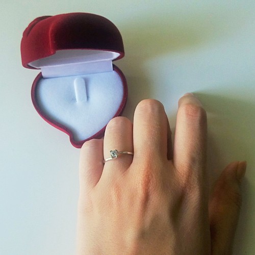 Λευκόχρυσο δαχτυλίδι μονόπετρο Κ9