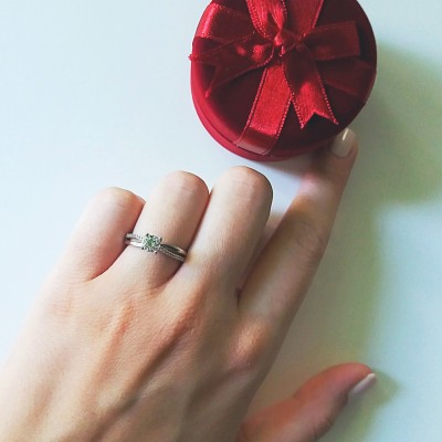 Λευκόχρυσο δαχτυλίδι μονόπετρο Κ9