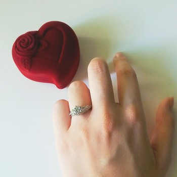 Λευκόχρυσο μονόπετρο δαχτυλίδι Κ9