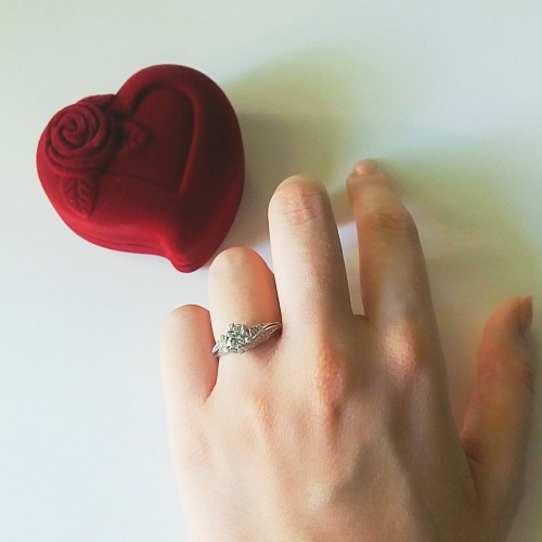 Λευκόχρυσο μονόπετρο δαχτυλίδι Κ9