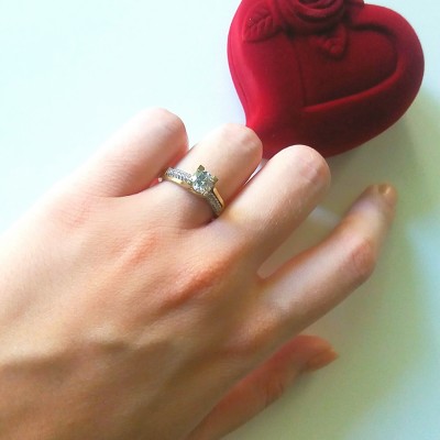 Χρυσό μονόπετρο Κ9