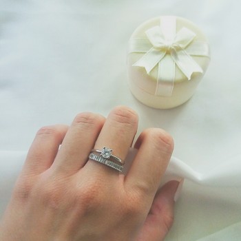 Λευκόχρυσο σειρέ δαχτυλίδι Κ14