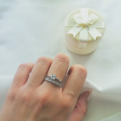 Λευκόχρυσο σειρέ δαχτυλίδι Κ14