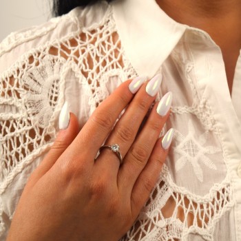 Λευκόχρυσο μονόπετρο δαχτυλίδι Κ18 με μοϊσανίτη