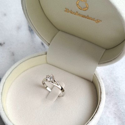 Λευκόχρυσο μονόπετρο δαχτυλίδι Κ18 με μοϊσανίτη