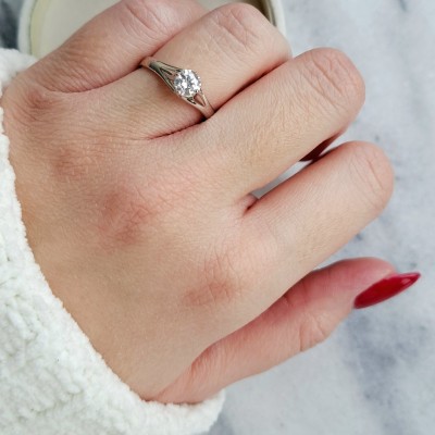 Λευκόχρυσο μονόπετρο δαχτυλίδι Κ18 με μοϊσανίτη