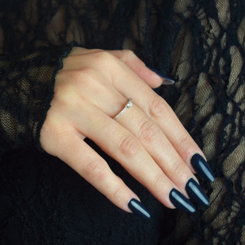 Λευκόχρυσο μονόπετρο δαχτυλίδι Κ18 με διαμάντια