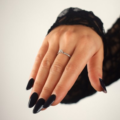 Λευκόχρυσο μονόπετρο δαχτυλίδι Κ18 με διαμάντια