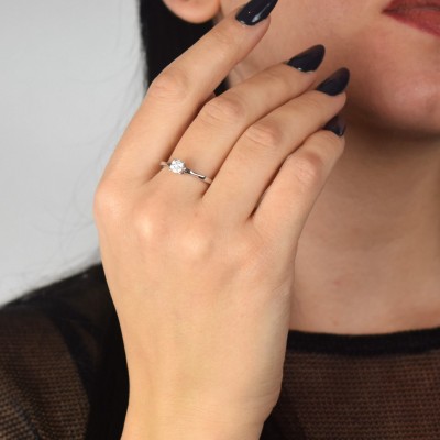 Λευκόχρυσο μονόπετρο δαχτυλίδι Κ18 με διαμάντια