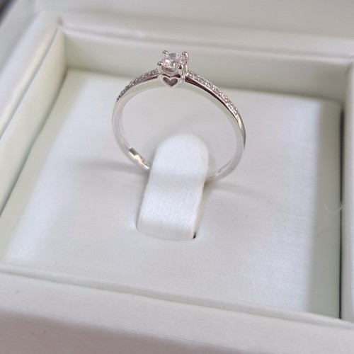 Λευκόχρυσο μονόπετρο δαχτυλίδι Κ18 με διαμάντια