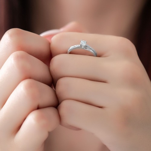 Λευκόχρυσο δαχτυλίδι μονόπετρο Κ18 με διαμάντια