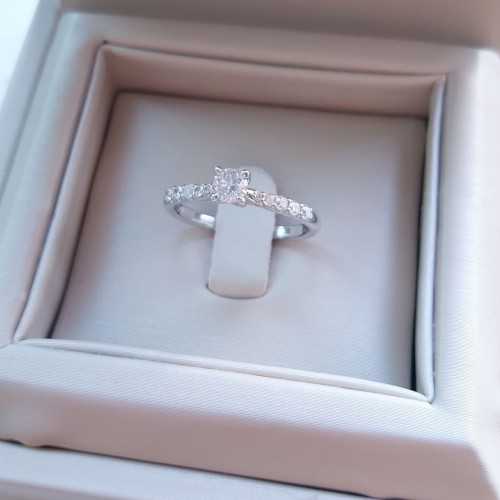 Λευκόχρυσο δαχτυλίδι μονόπετρο Κ18 με διαμάντια