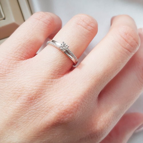 Λευκόχρυσο δαχτυλίδι μονόπετρο Κ18 με διαμάντια