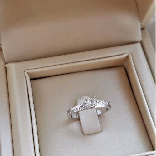 Λευκόχρυσο δαχτυλίδι μονόπετρο Κ18 με διαμάντια