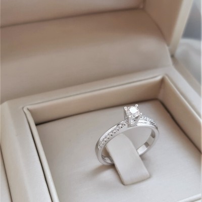 Λευκόχρυσο δαχτυλίδι μονόπετρο Κ18 με διαμάντια