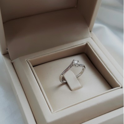 Λευκόχρυσο δαχτυλίδι μονόπετρο Κ18 με διαμάντι