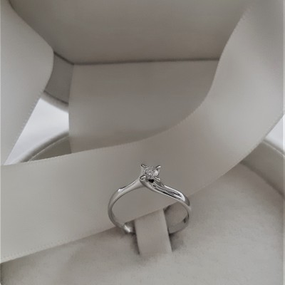 Λευκόχρυσο δαχτυλίδι μονόπετρο Κ18 με διαμάντι