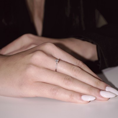 Λευκόχρυσο μονόπετρο δαχτυλίδι Κ18 με διαμάντι