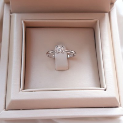 Λευκόχρυσο δαχτυλίδι μονόπετρο Κ18 με διαμάντι