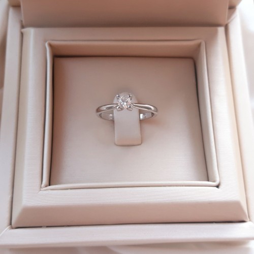 Λευκόχρυσο δαχτυλίδι μονόπετρο Κ18 με διαμάντι