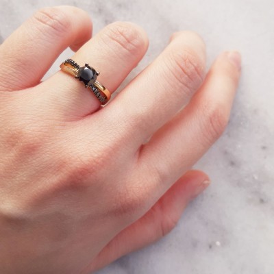 Μονόπετρο δαχτυλίδι από ροζ χρυσό Κ18 με black diamonds
