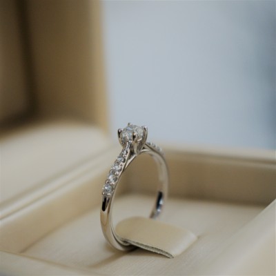 Λευκόχρυσο δαχτυλίδι μονόπετρο Κ18 με διαμάντια