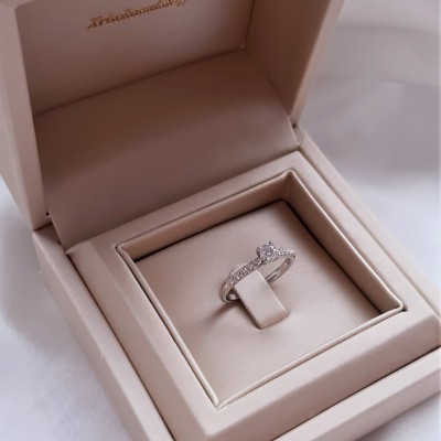 Λευκόχρυσο δαχτυλίδι μονόπετρο Κ18 με διαμάντια