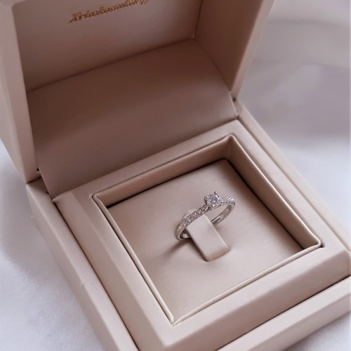 Λευκόχρυσο δαχτυλίδι μονόπετρο Κ18 με διαμάντια