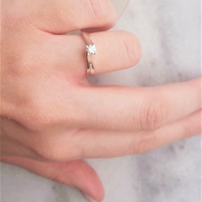 Λευκόχρυσο δαχτυλίδι μονόπετρο Κ18 με διαμάντι