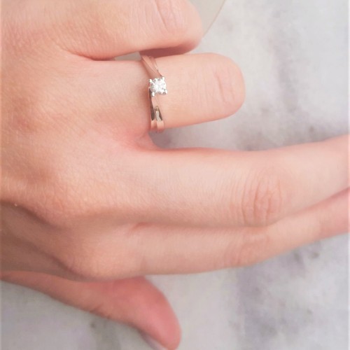 Λευκόχρυσο δαχτυλίδι μονόπετρο Κ18 με διαμάντι