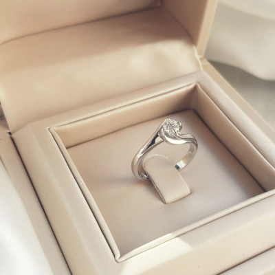 Λευκόχρυσο δαχτυλίδι μονόπετρο Κ18 με διαμάντι