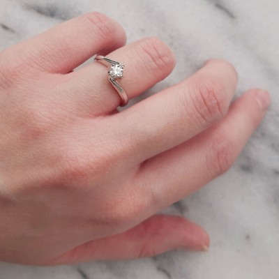 Λευκόχρυσο δαχτυλίδι μονόπετρο Κ18 με διαμάντι