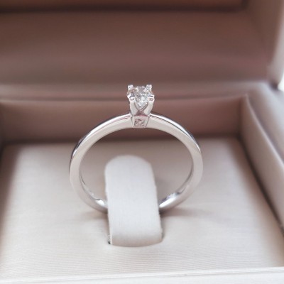 Λευκόχρυσο δαχτυλίδι μονόπετρο Κ18 με διαμάντια