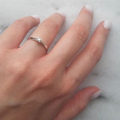 Λευκόχρυσο μονόπετρο δαχτυλίδι Κ18 με διαμάντι